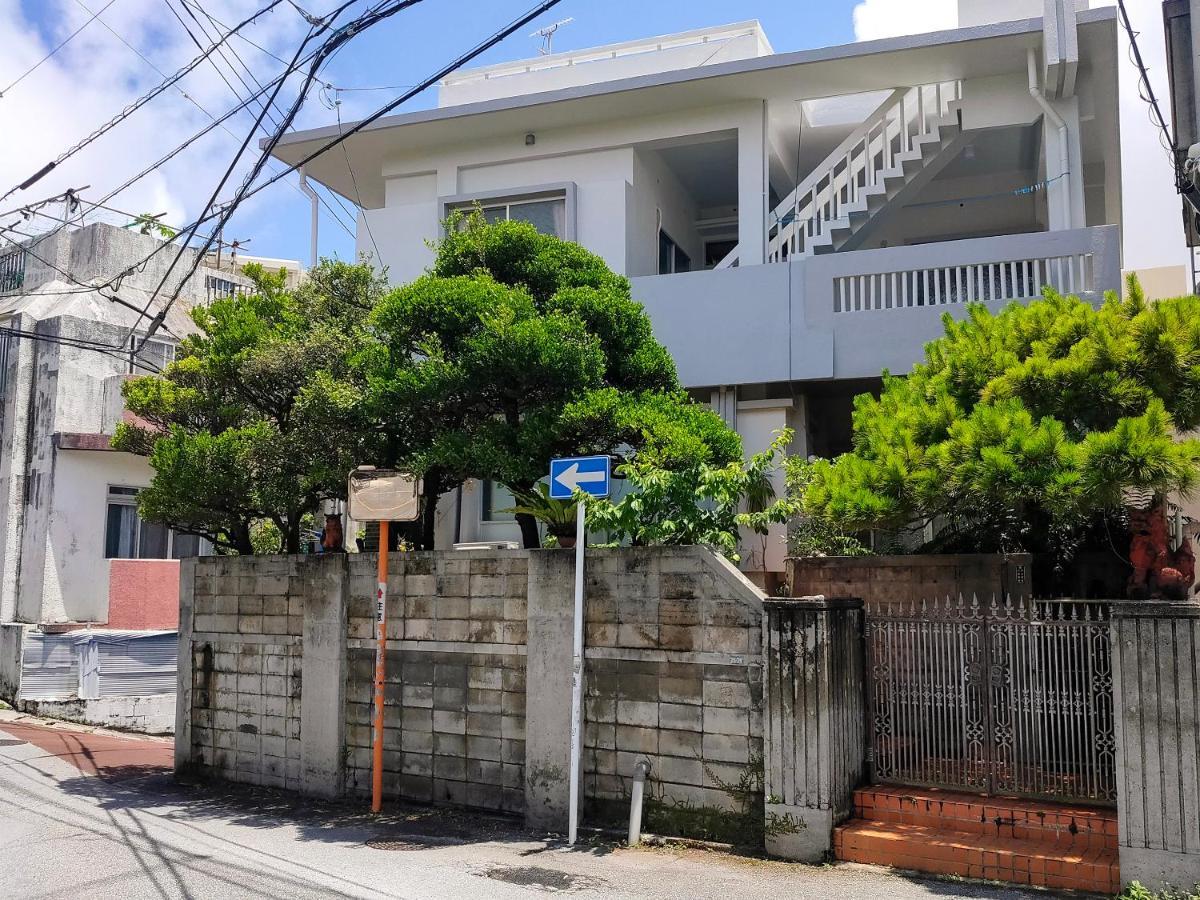 最大14人 駐車縦列4台可能 個室4部屋 広々戸建て 国際通りと牧志駅まで徒歩5分 わらゆんｓｏヴィラ壺屋 那覇市 エクステリア 写真